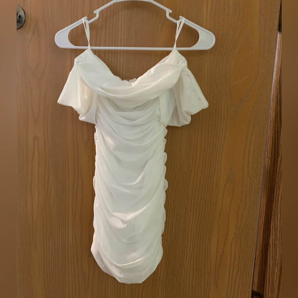 XS ruched white dress, off the shoulder sleeves
